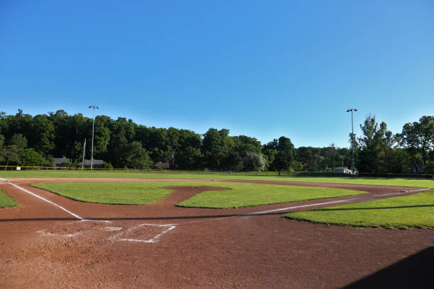 terrain de baseball grand angle blue sky - baseball diamond baseball baseline grass photos et images de collection