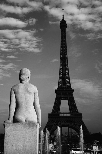 The nude statue of a woman in the garden of the Jardins du Trocadéro seems to be admiring the Eiffel Tower, and the contrast between the light and the dark of the two gives the photograph a sense of beauty.