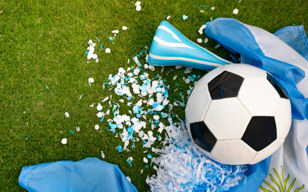 vista dall'alto di una palla, una vuvuzela e bomboniere blu chiaro e bianco - calcio internazionale foto e immagini stock