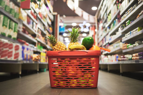 Supermarket, market or grocery store aisle with basket of quality choice, healthy fruits and vegetables. Buying retail sale items in a shopping cart. Group of consumables or food products on floor pasillo de supermercado, mercado o tienda de comestibles con cesta de elección de calidad, frutas y verduras saludables. comprar artículos de venta al por menor en un carrito de compras. grupo de consumibles o productos alimenticios en el suelo