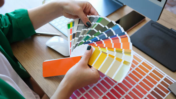 projektant pokazuje paletę kolorów próbek różnych kolorów i odcieni z bliska - colors color image paper color swatch zdjęcia i obrazy z banku zdjęć