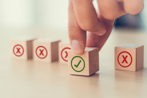 Regulatory compliance, project feasibility concept. Tick and cross signs. Checkmark and cross icons. Do and don't or like and unlike with positive and negative sign, approve and disapprove symbols. cumplimiento normativo, concepto de viabilidad del proyecto. señales de marca y cruce. marca de verificación e iconos cruzados. hacer y no hacer o gustar y a diferencia de los signos positivos y negativos, aprobar y desaprobar los símbolos.