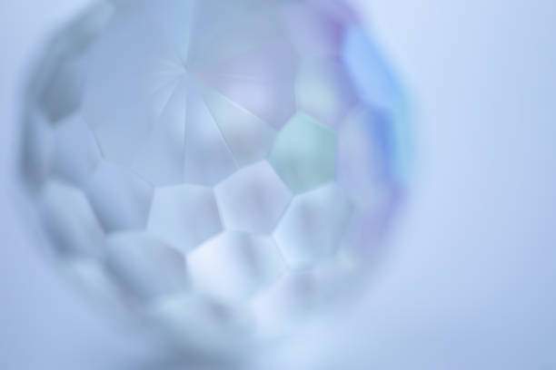 sfera di cristallo taglio rotondo in luce verde bluastra - catch light foto e immagini stock