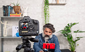 nahaufnahme-einer-dslr-kamera-die-einen-video-blog-aufzeichnet.jpg?b=1&s=170x170&k=20&c=78srlhsbwUWHiRAUPHdzp0Z-TVOQOajtXdCBeXeuRRI=