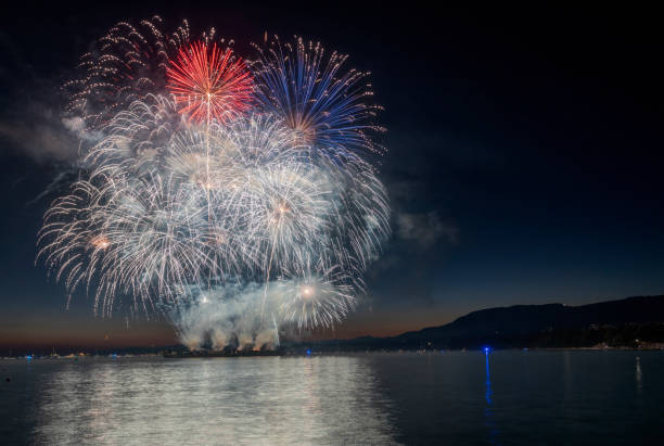 фейерверк на морском входе, ванкувер, британская колумбия - english bay flash стоковые фото и изображения