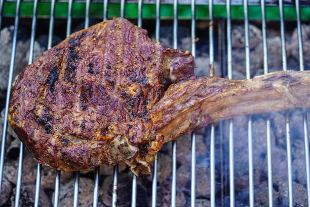 steak tomahawk - barbecue grill broiling barbecue vegetable photos et images de collection