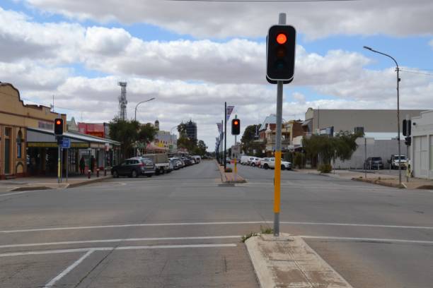 пустая улица в глубинке городка милдура в австралии - mildura стоковые фото и изображения