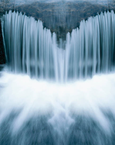 piękny kaskadowy wodospad nad naturalnymi skałami - runnel zdjęcia i obrazy z banku zdjęć