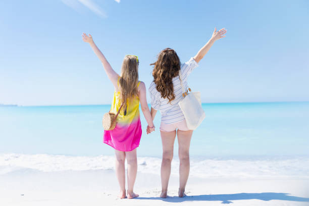 стильная мама и дочь-подросток на пляже радуются - teenager parent beach contemporary стоковые фото и изображения