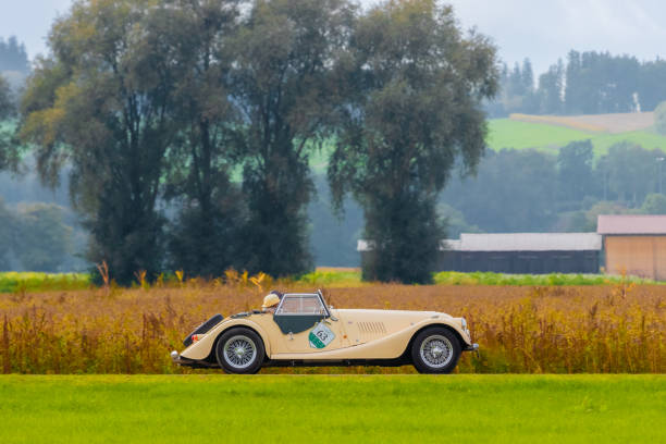 1986 morgan plus 8 brytyjski oldtimer vintage roadster w malowniczym krajobrazie - germany landscape nissan roadster zdjęcia i obrazy z banku zdjęć