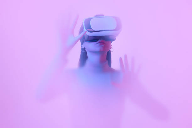 virtuelle realität. junges mädchen in vr-brille, eingetaucht in rauchwolken, nebel auf rosa neonhintergrund mit einem hintergrundbeleuchtungsdiffusor. - futurismus fotos stock-fotos und bilder