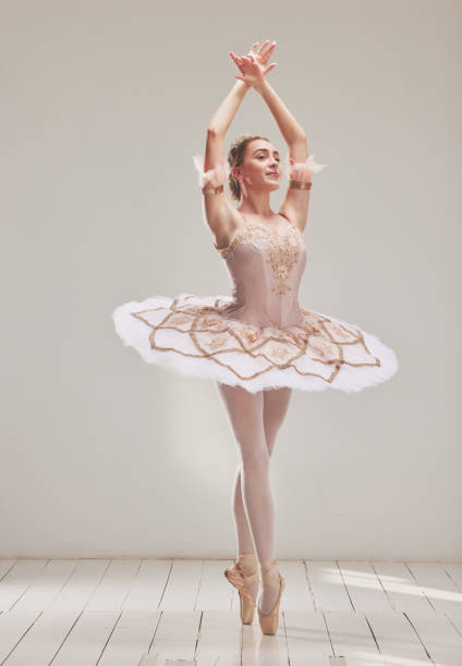 ballerina femminile che fa danza classica, balla o si esibisce durante una prova di pratica in studio. giovane ballerino o artista in un costume tutu e scarpe che fanno la tecnica della punta sulle dita dei piedi - ballerino in punta di piedi foto e immagini stock