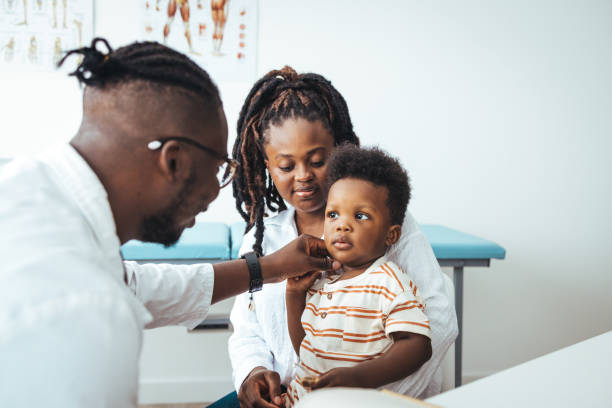 african male pediatrician - criança de 1 a 2 anos imagens e fotografias de stock