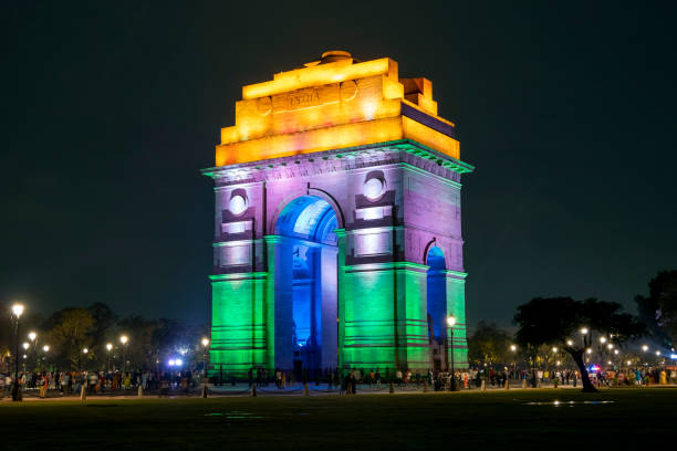 o portão da índia ou memorial da guerra da índia com iluminação em nova deli na índia - new delhi india indian culture indian ethnicity - fotografias e filmes do acervo