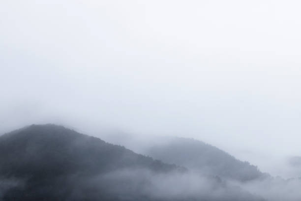 Las montañas están rodeadas de nubes - foto de stock