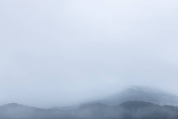 Las montañas están rodeadas de nubes - foto de stock