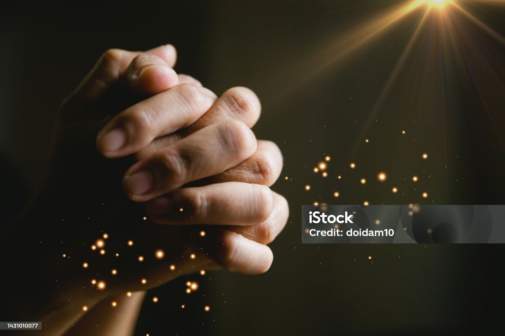 Persona De Oración Mano En Fondo Negro Las Mujeres Católicas Cristianas Están Orando A Dios En La Oscuridad En La Iglesia Niña Cree Y Fe En Jesucristo La Religión De Cristo Y Persona De Oración Mano En Fondo Negro Las Mujeres Católicas Cristianas Están Orando A Dios En La Oscuridad En La Iglesia Niña Cree Y Fe En Jesucristo La Religión De Cristo Y