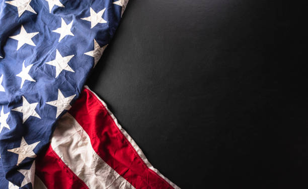 concepto del día feliz de los veteranos hecho de la bandera estadounidense sobre fondo de madera oscura. - bandera estadounidense fotografías e imágenes de stock