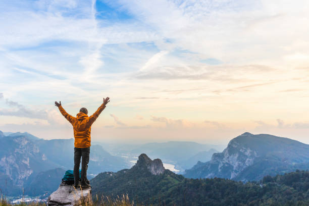 feliz excursionista con los brazos levantados en la cima de la montaña - pico fotografías e imágenes de stock