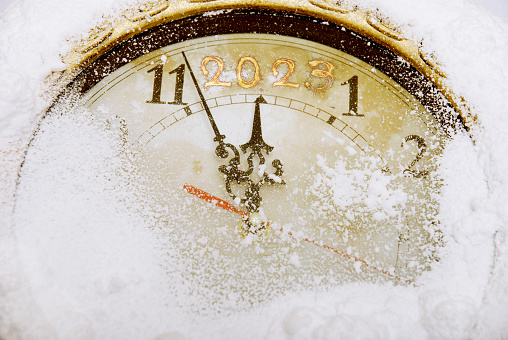 Clock with snow 2023
