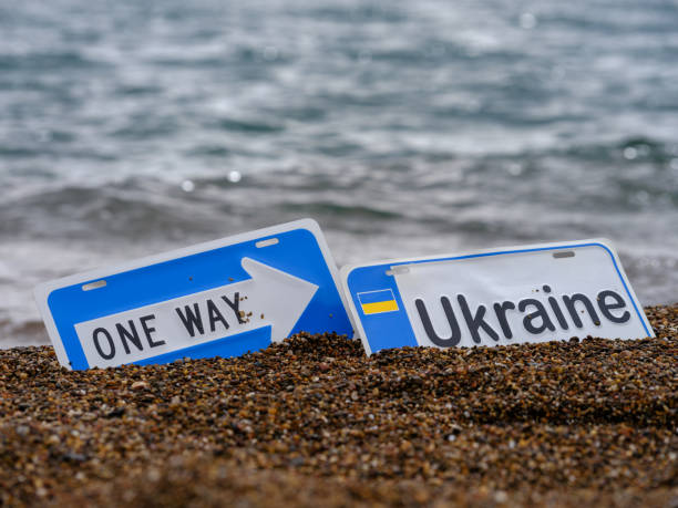 un camino y ucrania firmar en la playa - conflict one way sign road sign fotografías e imágenes de stock
