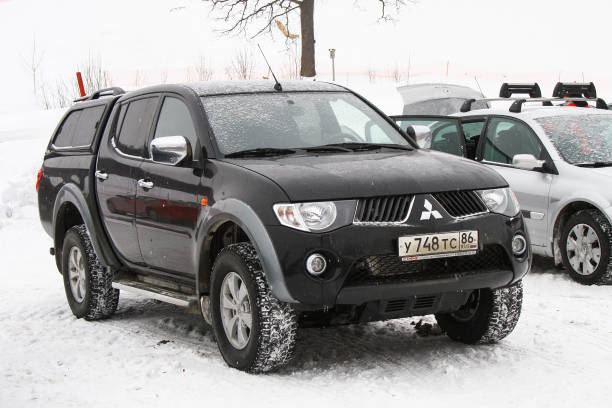 mitsubishi l200 - covered truck foto e immagini stock