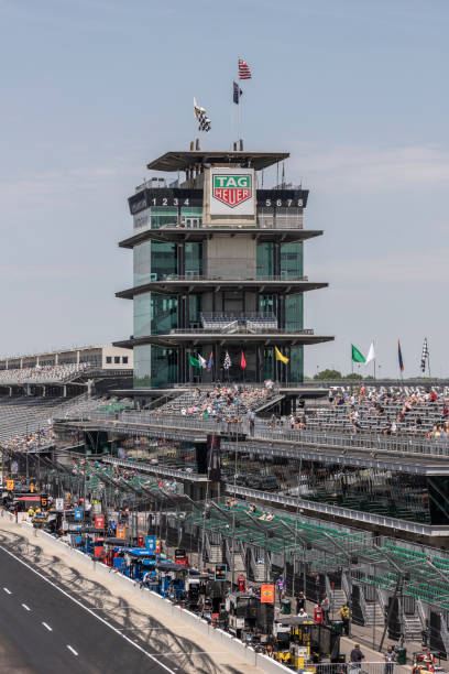 indy 500 sessões de treinos no indianapolis motor speedway, incluindo o ims pagoda. o ims é a capital mundial das corridas. - formula one racing auto racing car sports race - fotografias e filmes do acervo