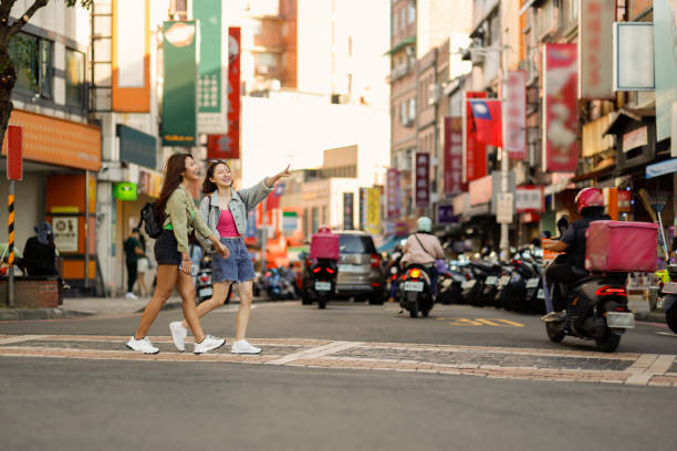 duas mulheres viajaram independentemente na tamsui old street em taipei no verão - taipei built structure taiwan urban scene - fotografias e filmes do acervo