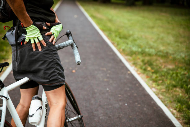 mein altes verletzungsproblem beim radfahren - cyclist cycling road women stock-fotos und bilder