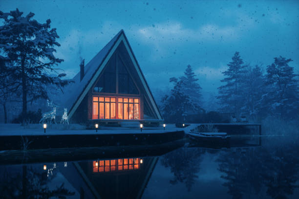 maison du lac moderne la nuit de noël - cabin winter snow hut photos et images de collection