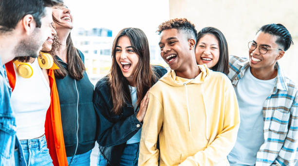 migliori amici multiculturali che si divertono a uscire insieme - giovani felici che ridono camminando per strada della città - studenti internazionali che parlano fuori dalla scuola nel campus universitario - concetto di amicizia - teenager city life laughing group of people foto e immagini stock