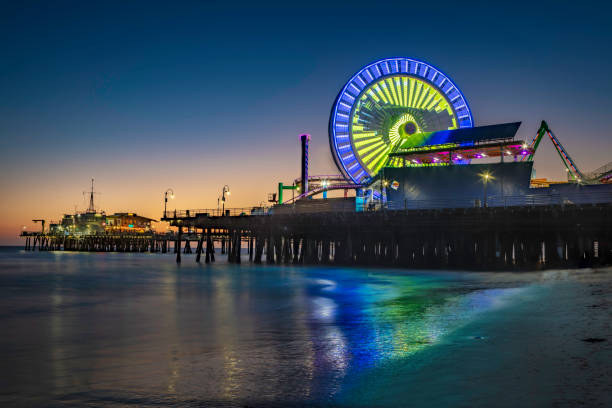 jetée de santa monica de nuit - ferris wheel santa monica pier santa monica wheel photos et images de collection