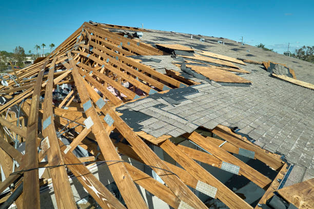 hurricane ian destroyed house roof in florida residential area. natural disaster and its consequences - ian stockfoto's en -beelden