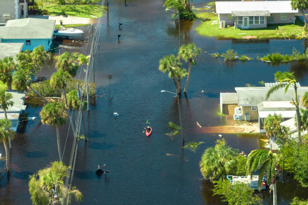 ураган ян затопил дома в жилом районе флориды. стихийное бедствие и его последствия - hurricane ian стоковые фото и изображения