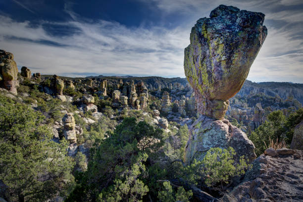 zrównoważona skała w chiricahua national monument - chiricahua national monument zdjęcia i obrazy z banku zdjęć