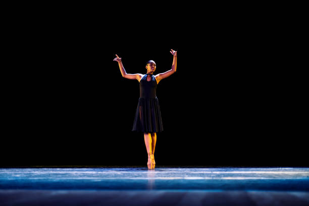 adolescente noire dansant un ballet néo-classique sur scène - round toe shoes photos et images de collection