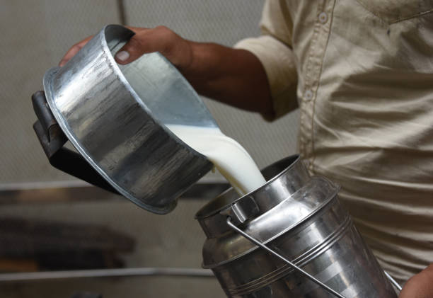 Venta de leche en la calle en Roorkee - foto de stock