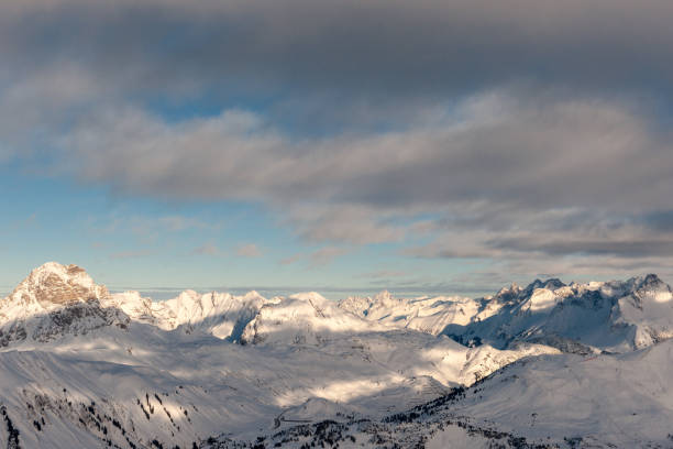 picos alpinos no inverno - arlberg - fotografias e filmes do acervo