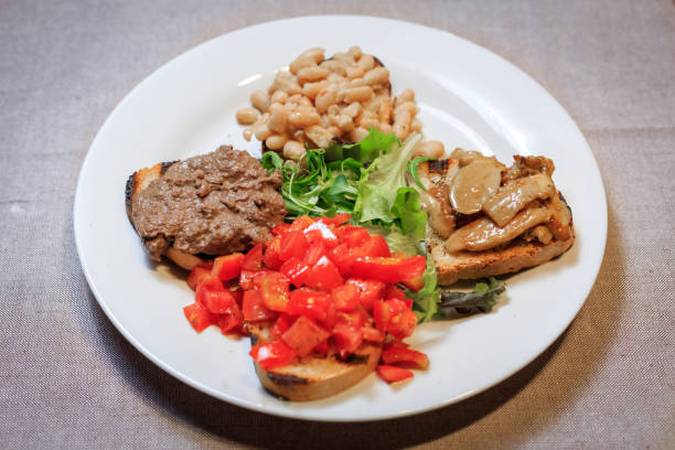 crostini bruschetta, comida italiana - bruschetta cutting board italy olive oil fotografías e imágenes de stock