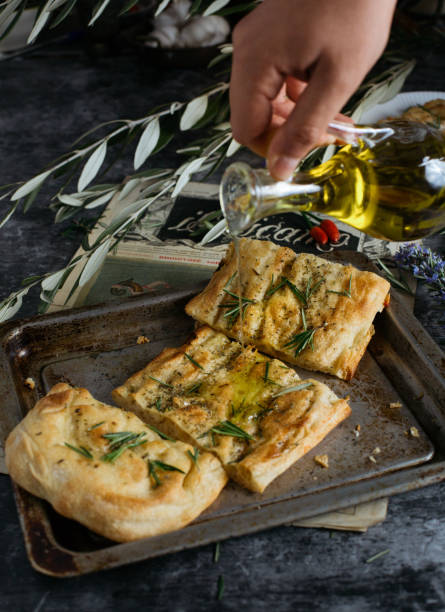 Focaccia de Alecrim e Sal Grosso: Sabor Irresistível! - receita deliciosa profissional - passo 3