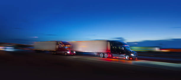 zwei sattelschlepper fahren nachts auf der autobahn - bewegungsunschärfe - truck semi truck highway trucking stock-fotos und bilder