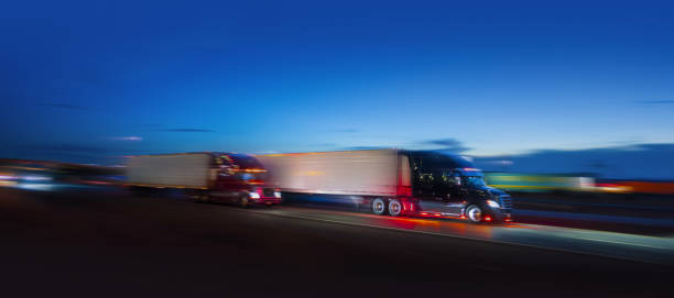 夜間に高速道路を走行する2台のセミトラック - モーションブラー - semi truck 写真 ストックフォトと画像