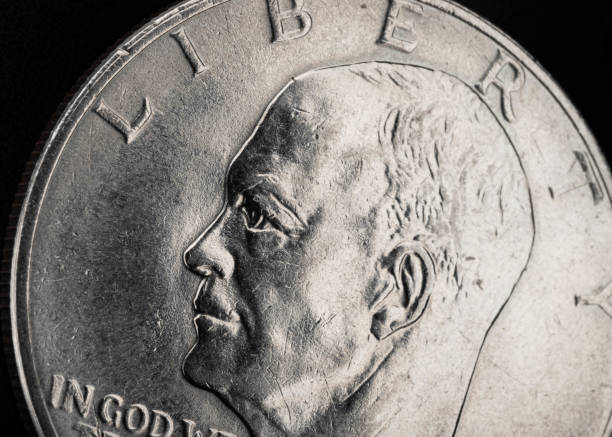 серебряные монеты черный фон - stack quarter coin us coin стоковые фото и изображения