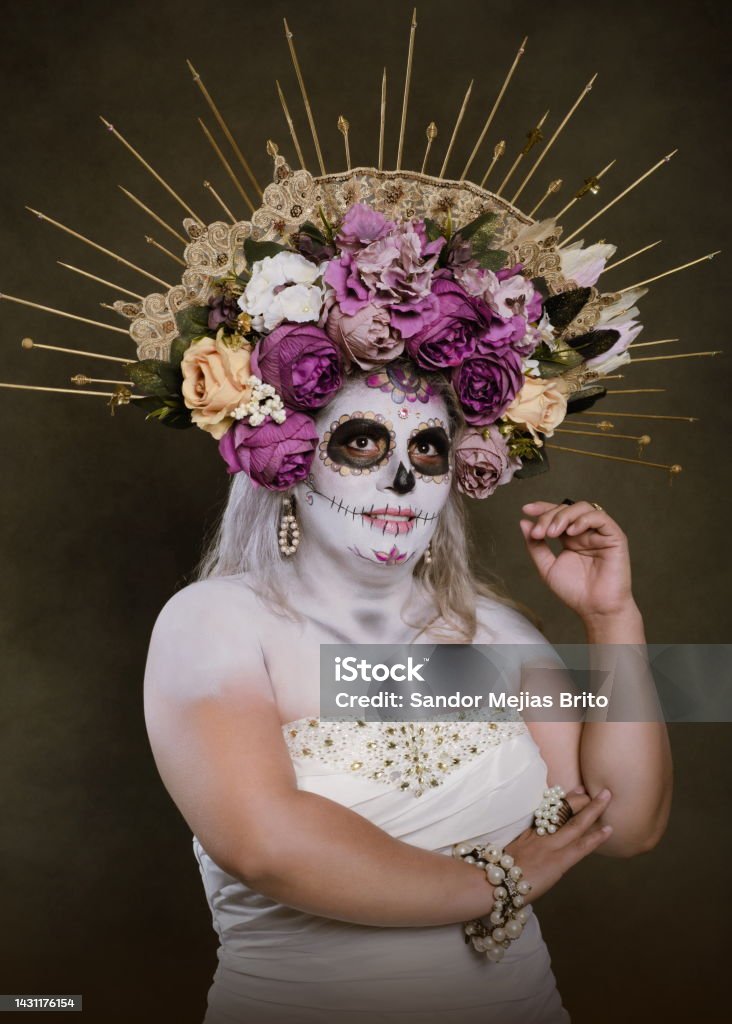 Retrato De Estudio De Mujer Maquillada Con Catrina Con Vestido De Novia  Foto de stock y más banco de imágenes de 35-39 años - iStock