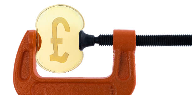 c-образный зажим, сгибающий фунтовую монету - credit crunch squeezing vise grip british currency стоковые фото и изображения