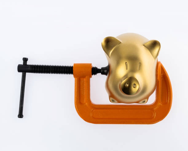 돼지 저금통이있는 오렌지 클램프 - 짠 뉴스 사진 이미지