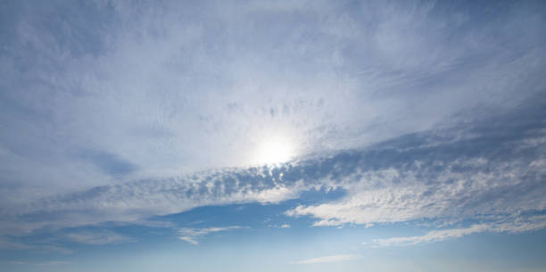 białe chmury i błękitne niebo - cirrostratus zdjęcia i obrazy z banku zdjęć