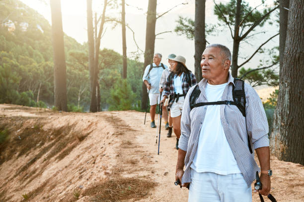 하이킹, 노인 및 모험 아시아 남자가 황혼기에 활동적이고 건강하며 적합하도록 추구합니다. 관광객이나 친구들은 레크리에이션 운동을하고 웰빙 휴양지 또는 휴양지에서 자연을 탐험합니다. - women mature adult 50 55 years 50s 뉴스 사진 이미지