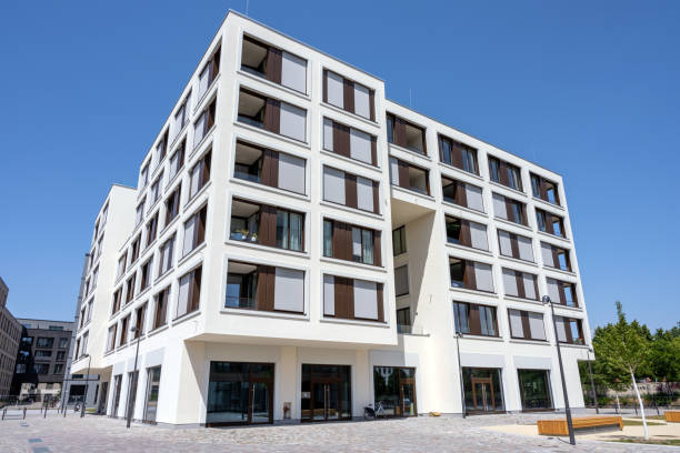 moderno edificio de apartamentos multifamiliares de lujo - housing development apartment house outdoors fotografías e imágenes de stock