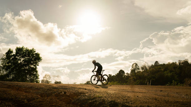 ciclistas practicando en caminos de grava - cycle racing fotografías e imágenes de stock